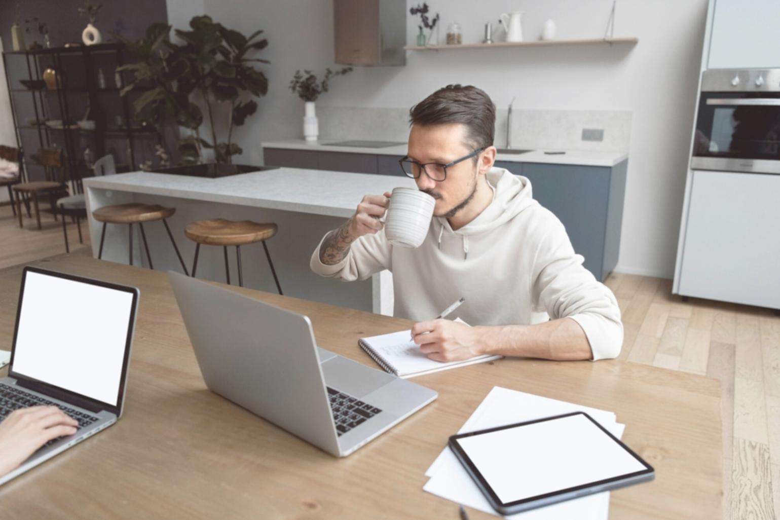 Séance de travail collaborative sur l'analyse de modèles économiques
